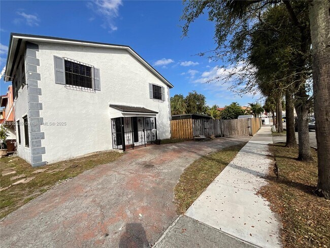 Foto del edificio - 1675 W 68th St