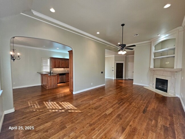 Building Photo - (3) Bed/(2) Bath In Tuscany Court Avail NOW!