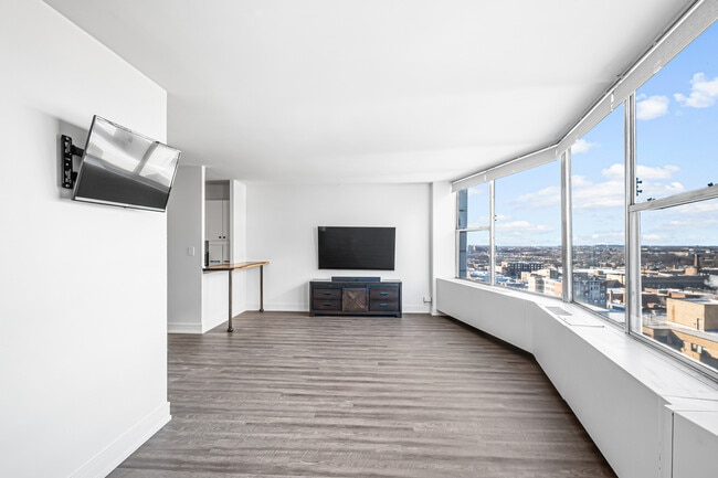 Building Photo - 5757 N Sheridan Rd