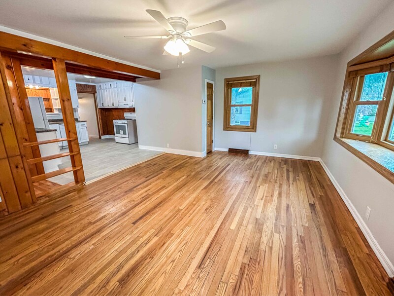 Primary Photo - 6 Moffatt Ln