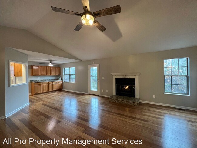 Foto del edificio - 4 br, 3 bath House - 670 Emerald Ave
