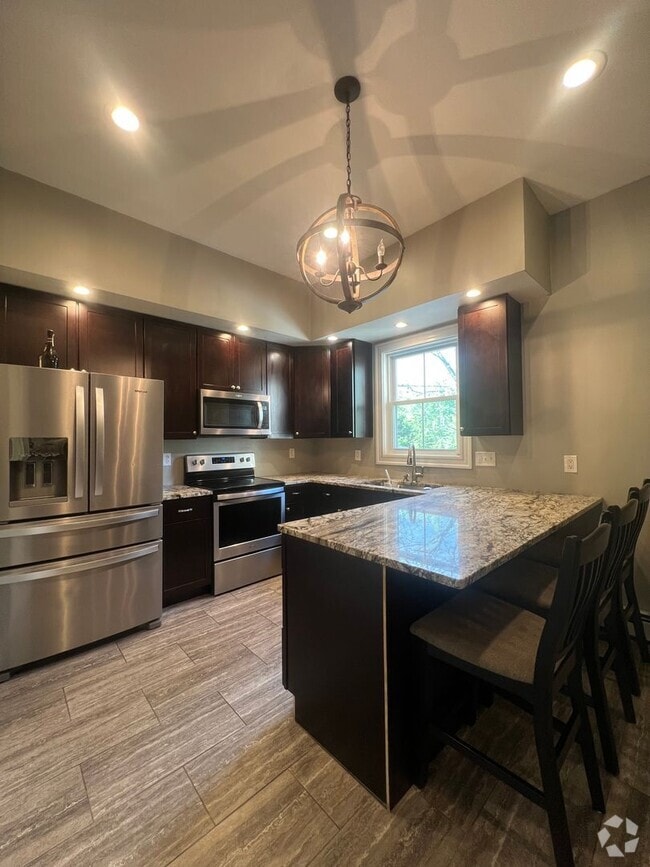 Building Photo - 563 Putnam Pike