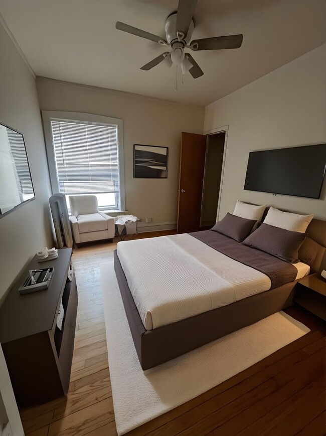 Building Photo - 3348-1 W Sunnyside 2bed/1bath