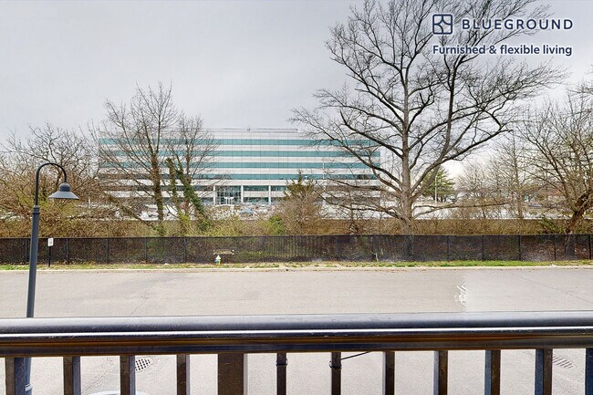 Foto del edificio - 998 Stewart Ave