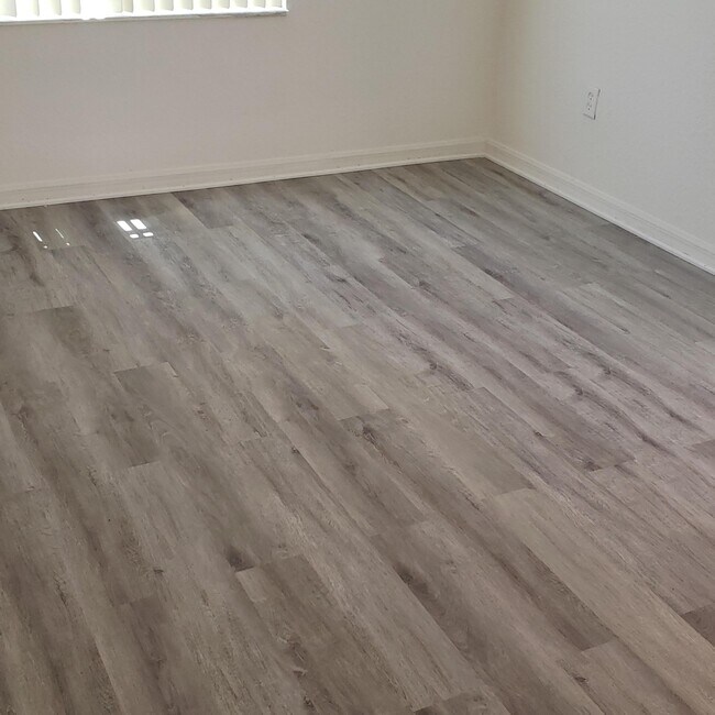 Foto del edificio - 4948 Leeward Ln