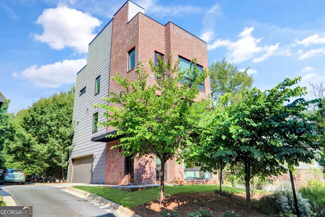 Building Photo - 623 Irwin St NE