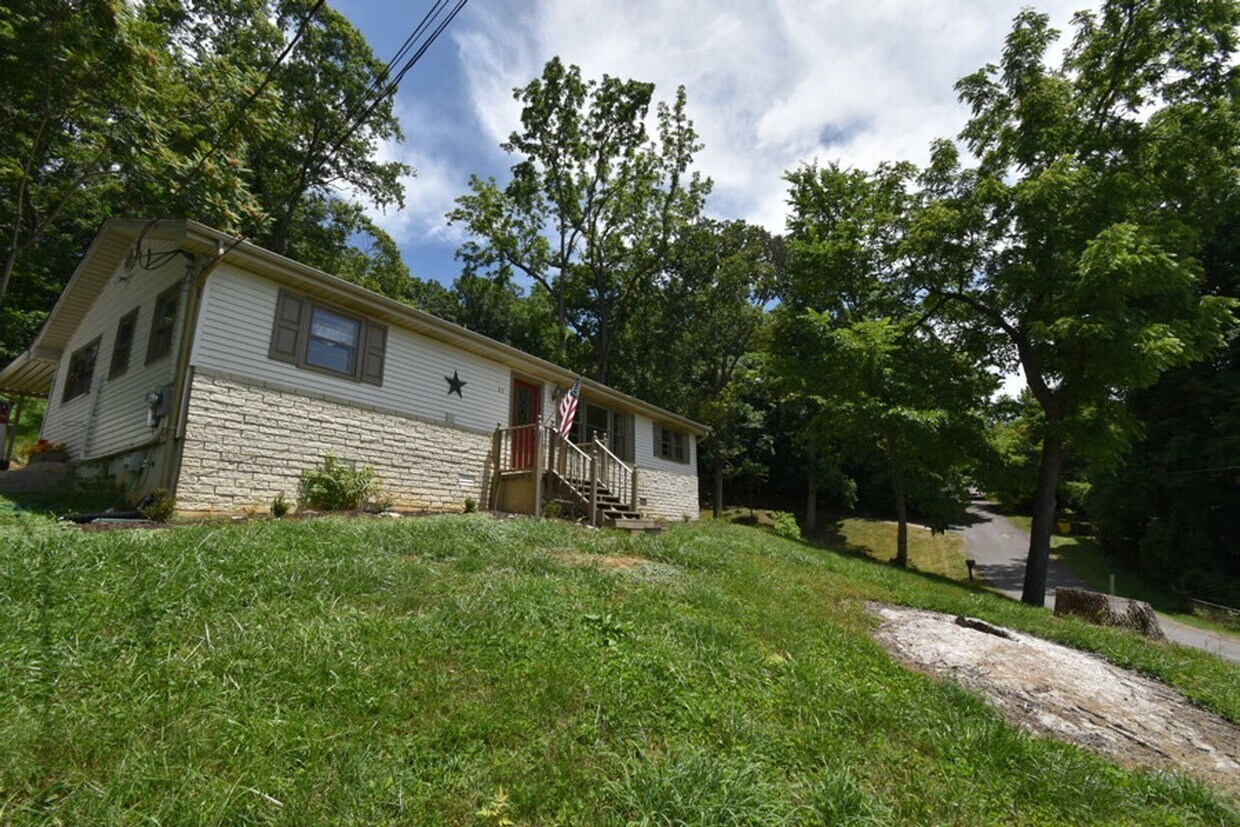 Foto principal - 3 Bedroom, 1.5 Bathroom Home for Rent in B...