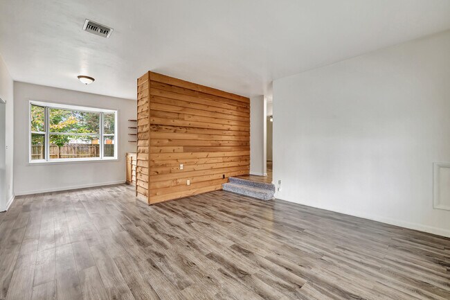 Building Photo - 225 NE Prima Vista Blvd