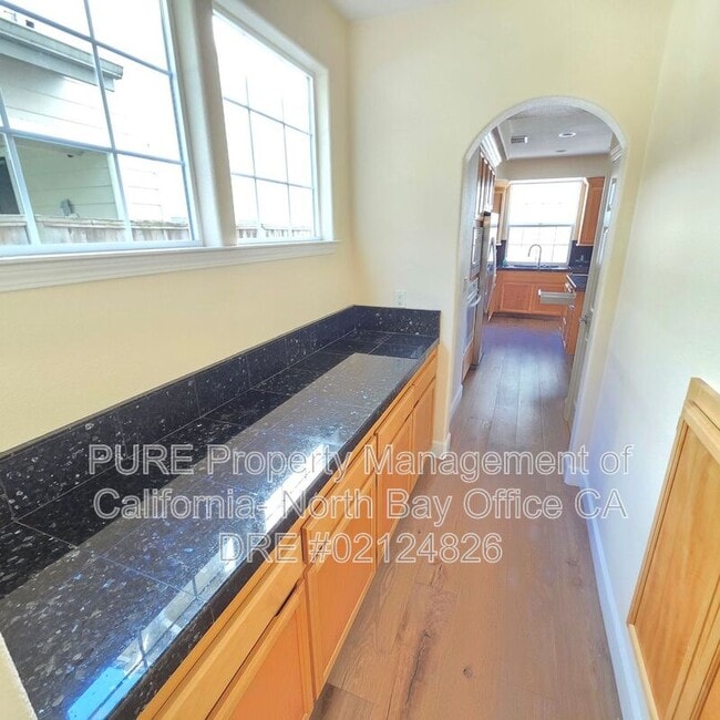 Building Photo - 565 Jorgensen St