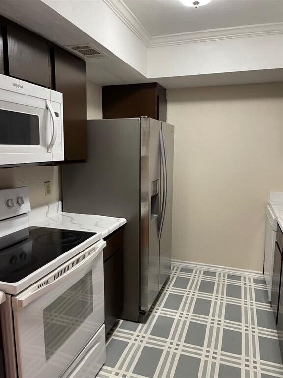 Building Photo - 2820 S Bartell Dr