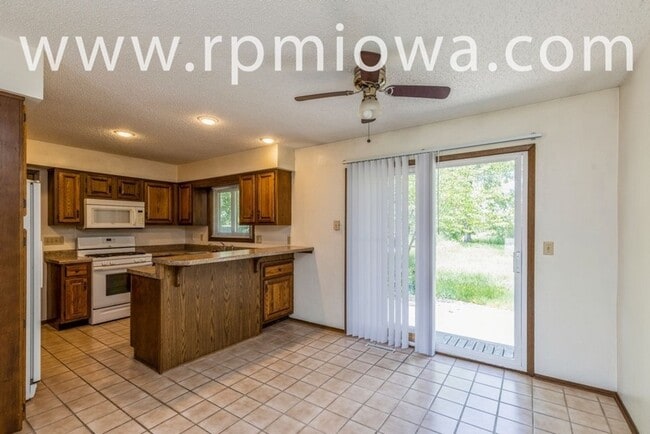 Foto del edificio - AVAILABLE NOW!!   4 Bedroom, 2 Bath Home In Ames