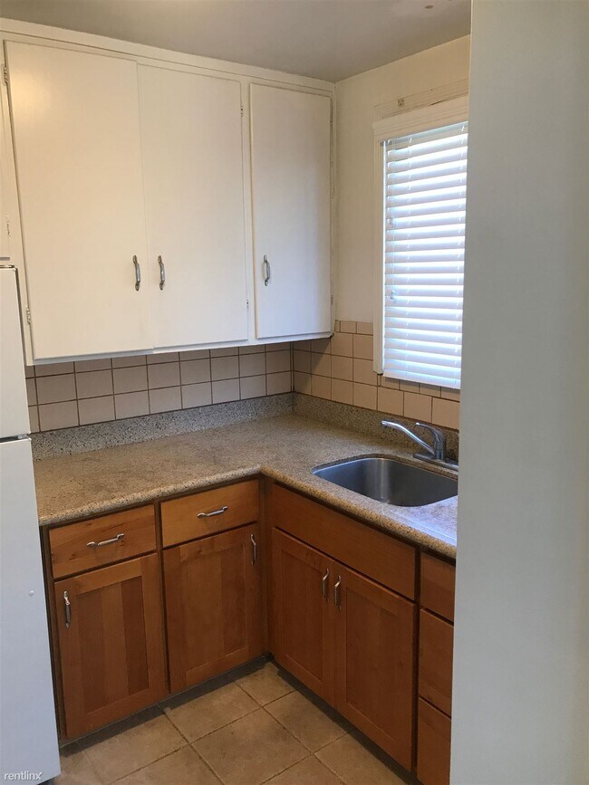 Building Photo - 1 br, 1 bath Apartment - 216 Anita Rd Apt 4