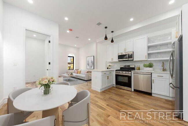 Building Photo - STUNNING TRUE 4 BED 2 BATH IN PRIME BUSHWICK TOWNHOUSE