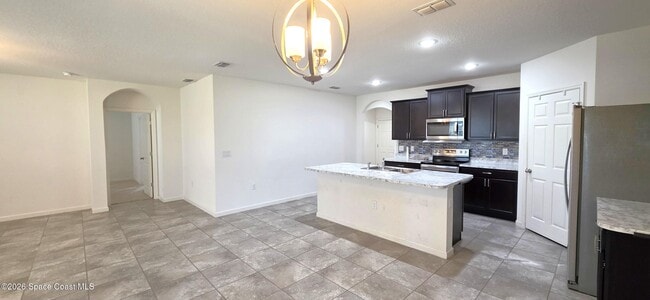 Foto del edificio - 242 Guinevere Dr SW