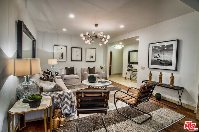 Foto del edificio - 447 N Doheny Dr