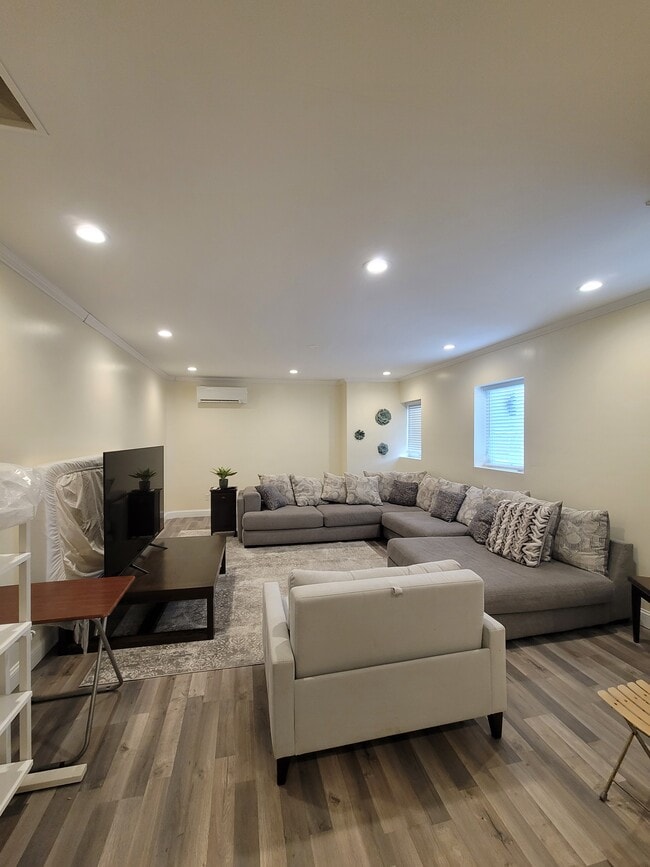 Large Livingroom - 188 Broadway