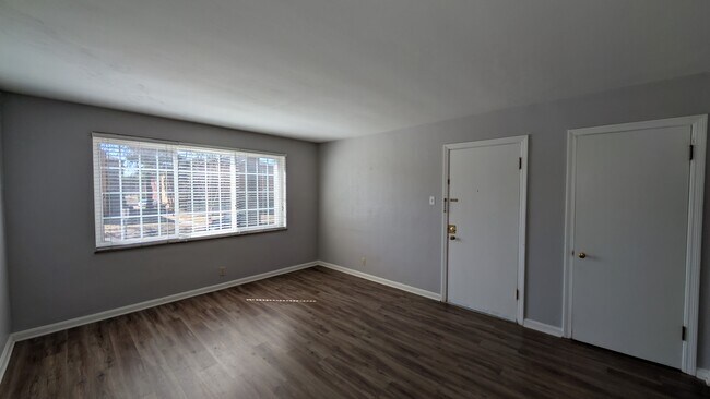 Building Photo - 5825 Sunshine Dr