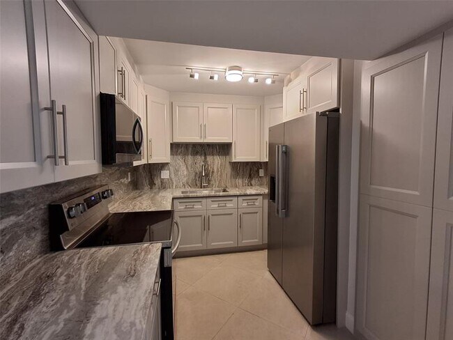 Foto del edificio - 8763 Shadow Wood Blvd