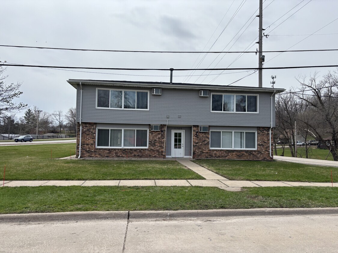 Building Photo - 1735 Edgewood Dr NW