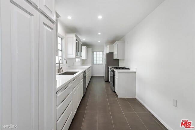 Building Photo - 3 br, 3 bath Condo - 8567 Holloway Dr Apt 2