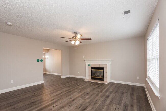 Building Photo - 916 Clover Gap Dr