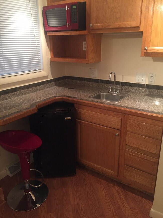 Building Photo - Rahe Rentals, LLC (760/762)