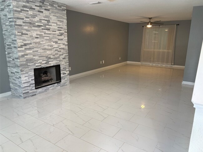 Foto del edificio - 18385 Ten Oaks Ct