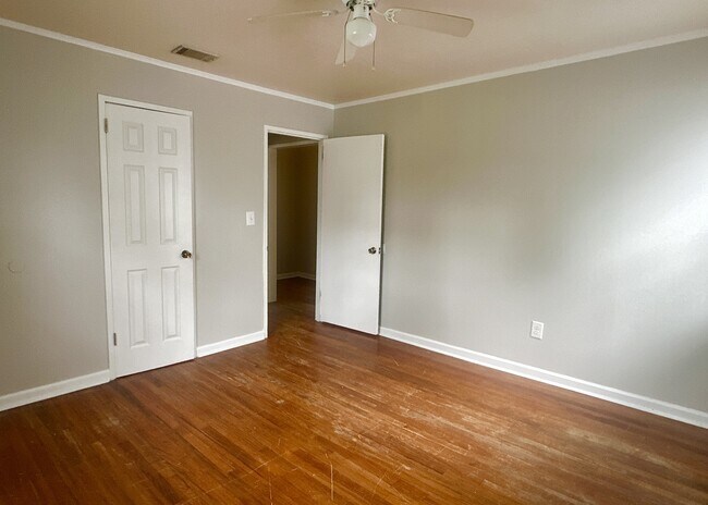 Building Photo - 2408 Giddens Dr