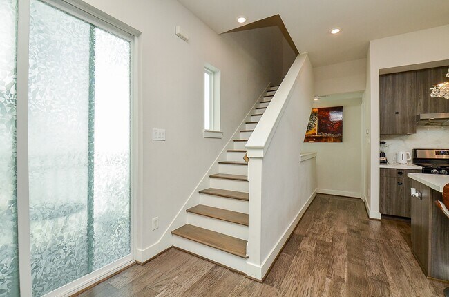 Foto del edificio - 5811 Fairdale Ln