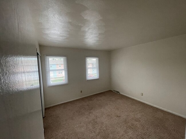 Building Photo - 2 bedroom townhouse- located near frisbee ...