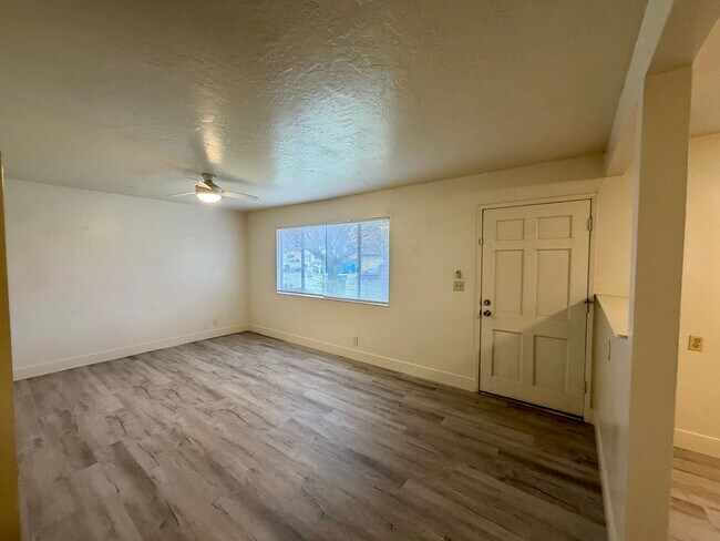 Foto del edificio - 3 BED 1 BATH HOME WITH NEW FLOORING LOCATED IN THE STARVIEW ESTATES SUBDIVISION