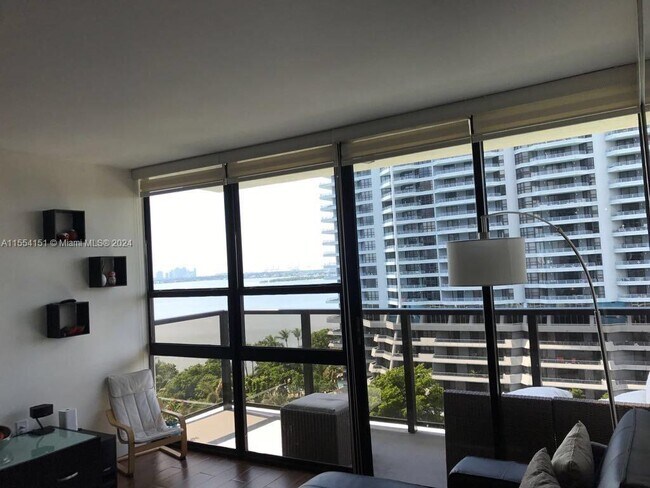 Foto del edificio - 600 NE 36th St