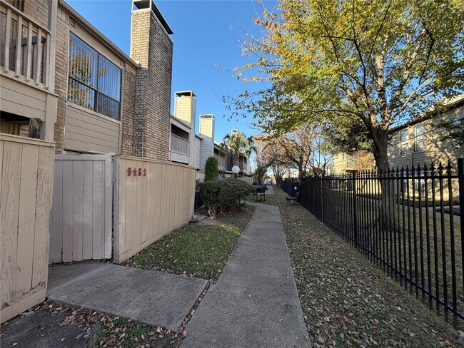 Foto del edificio - 9461 Pagewood Ln