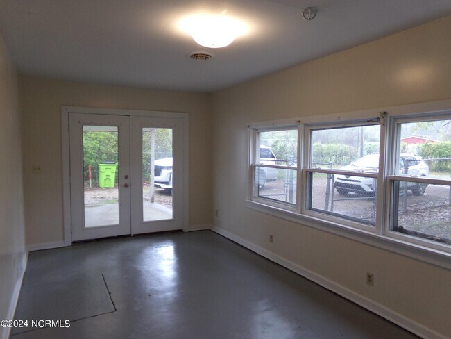 Building Photo - 905 Sunset Dr