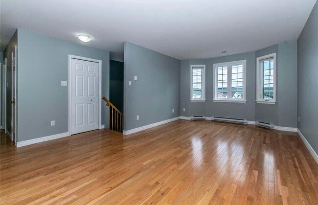 Photo du bâtiment - 590 Empire Ave