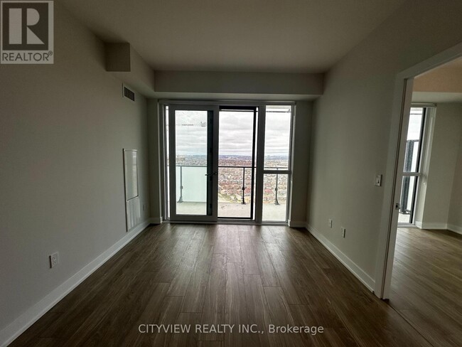 Photo du bâtiment - 430-2430 Square One Dr