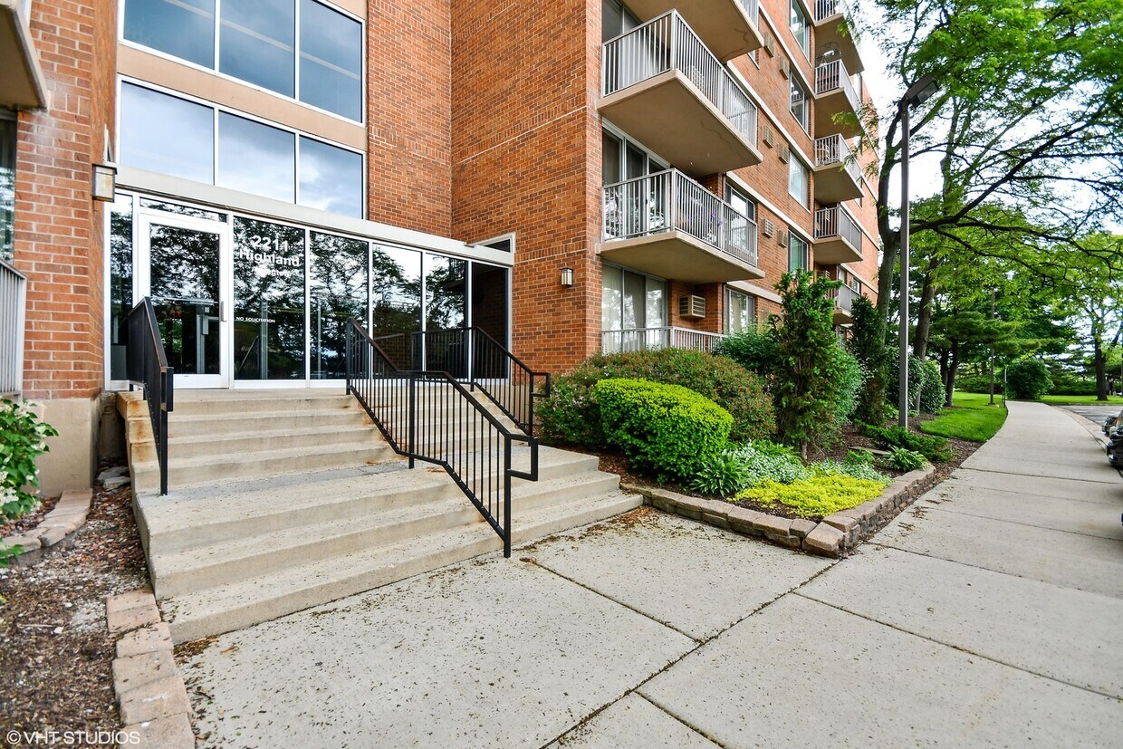 Primary Photo - 2211 S Highland Ave