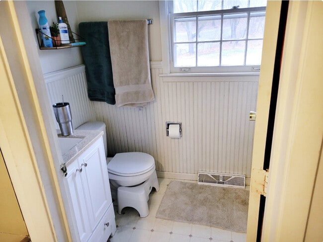 Building Photo - 602 Manor Dr