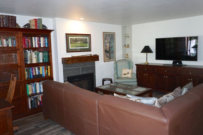 Building Photo - FURNISHED Townhouse On Hillcrest Country C...
