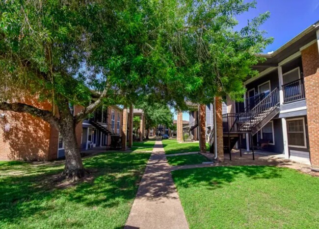 Foto del edificio - 1400 Eagle Lake Rd