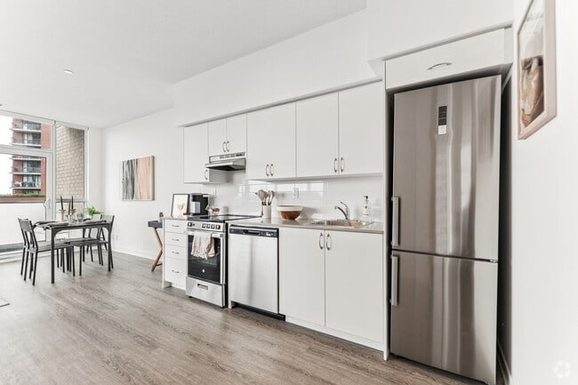 2BR, 2BA - 710SF - Kitchen - Vision at Pat Bayly Square
