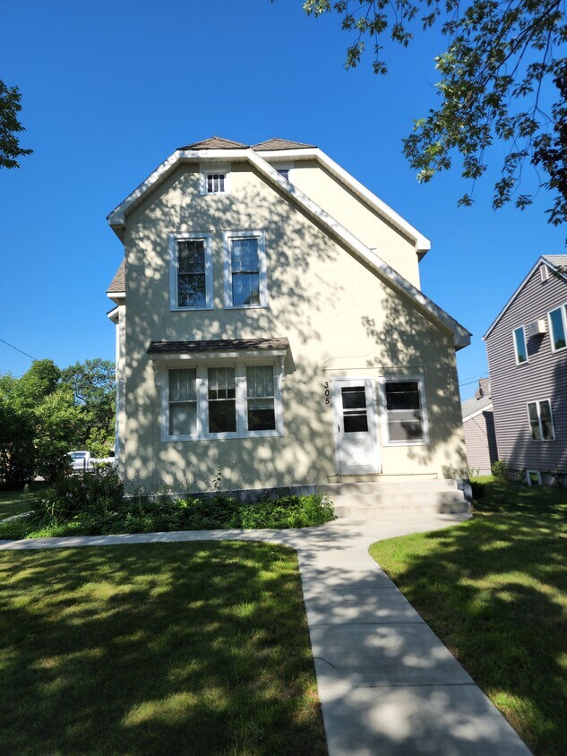 Primary Photo - 305 8th Ave S