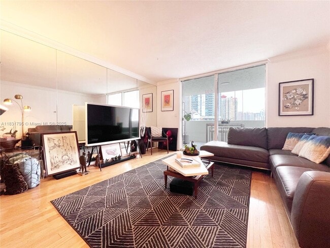 Building Photo - 1420 Brickell Bay Dr