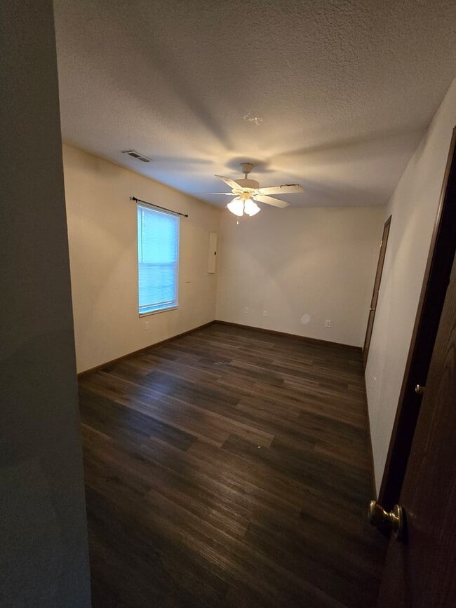 Building Photo - 3 bedroom 2 bathroom