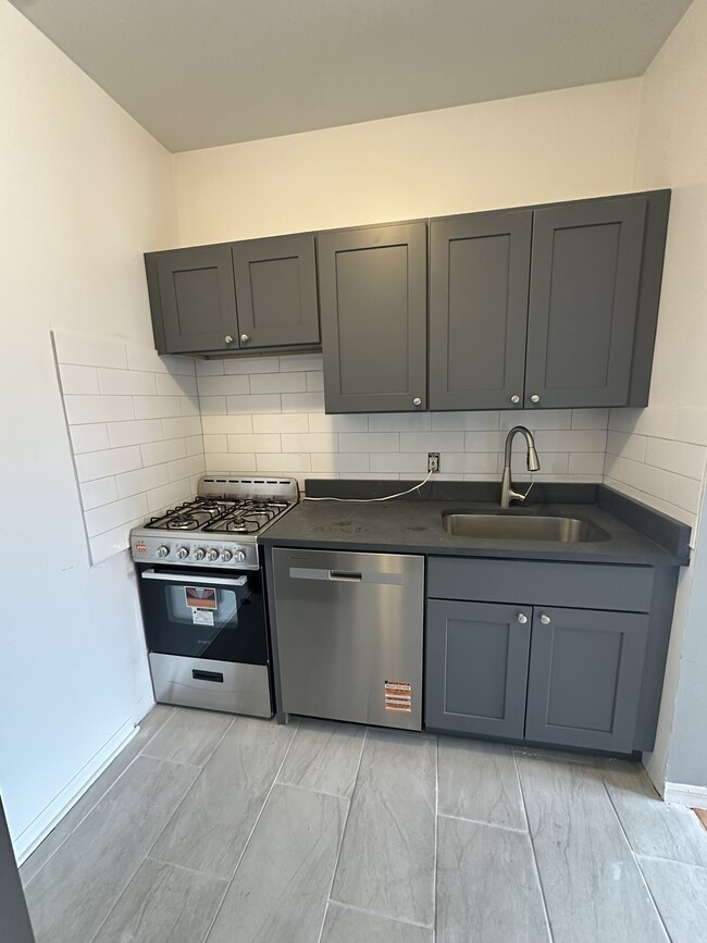 Building Photo - 1319 W Estes Ave