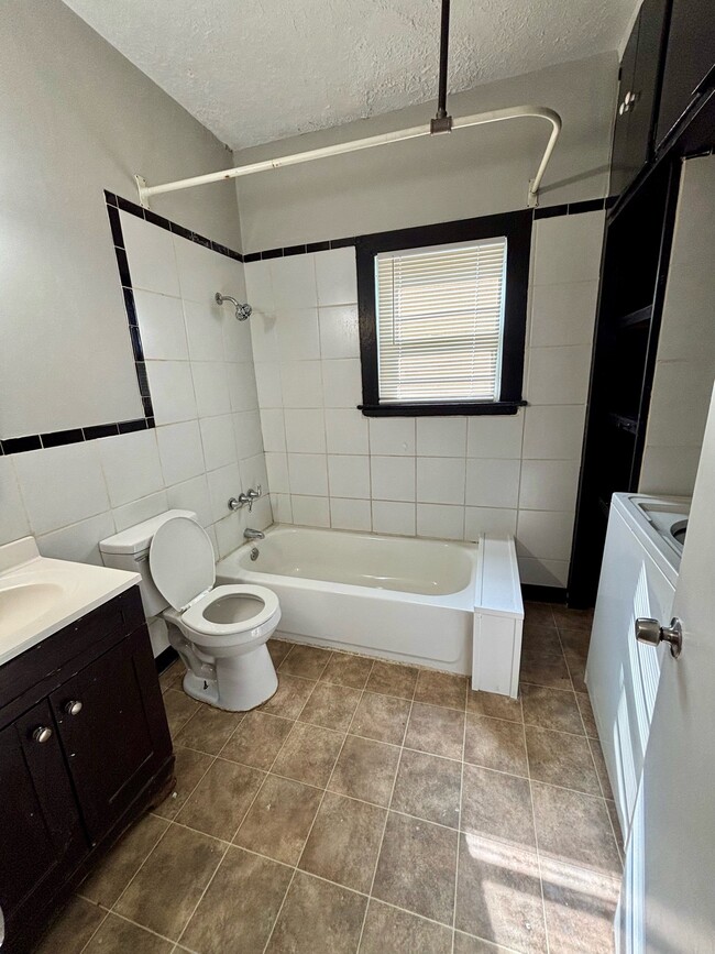 Foto del edificio - 1112 Weller Ave