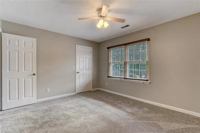 Building Photo - 907 Shelby Dr