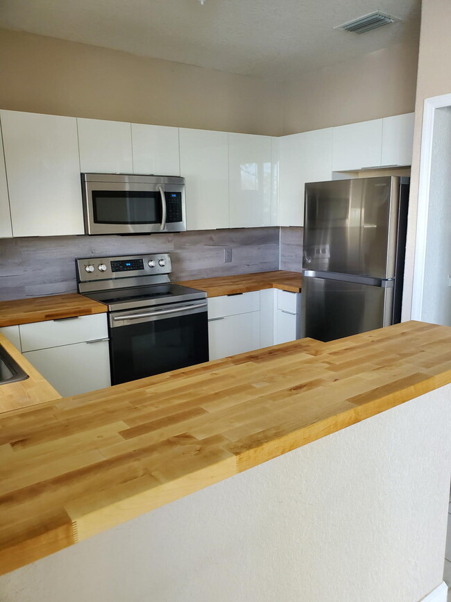 Building Photo - 2209 Shoma Dr