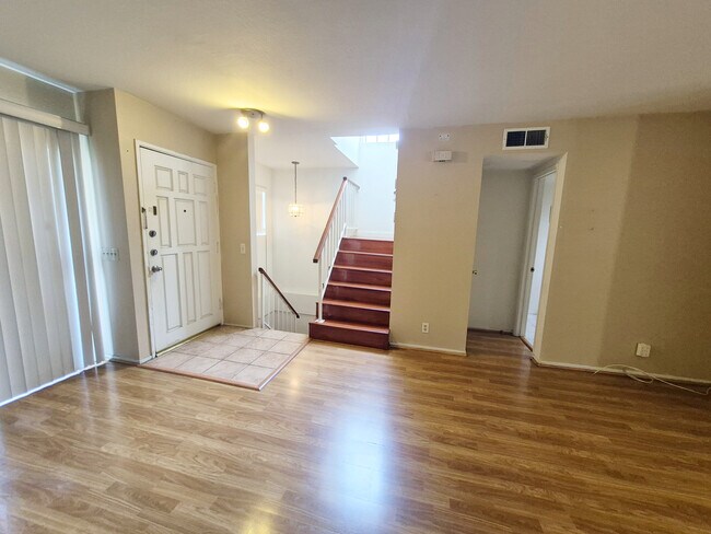 Foto del edificio - 1836 E Huntington Dr