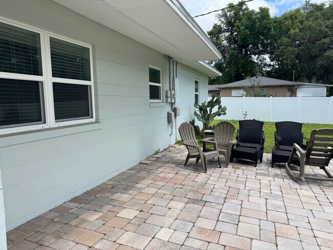 Foto del edificio - Charming Home, Fenced Backyard, Near Downtown